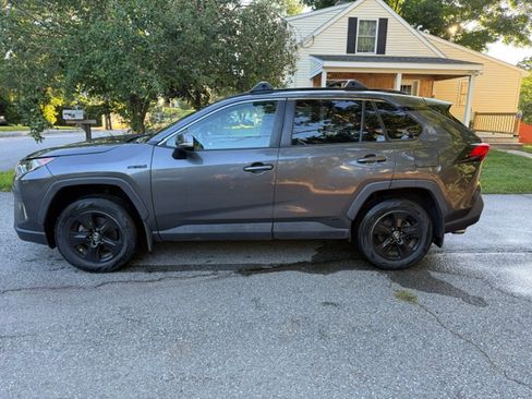 Used 2020 Toyota RAV4 XLE w/ XLE Grade Weather Package AWD/4WD image 12