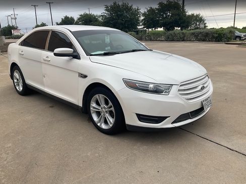 Used 2015 Ford Taurus SEL image 2