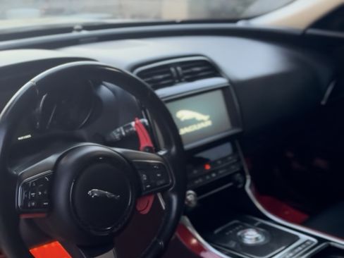 Used 2019 Jaguar XE image 5