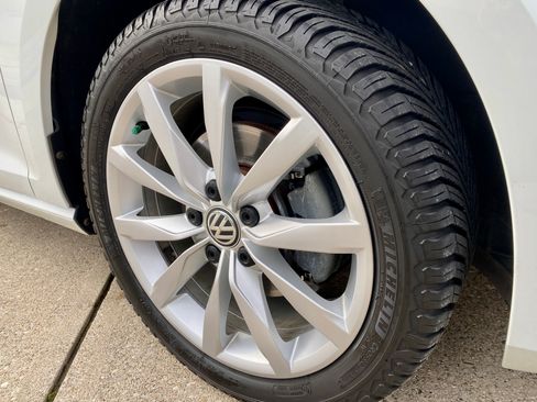 Used 2017 Volkswagen Golf SE image 8