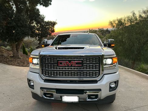 Used 2018 GMC Sierra 2500 Denali w/ Duramax Plus Package image 4