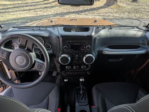 Used 2015 Jeep Wrangler Unlimited Sahara w/ Connectivity Group image 10