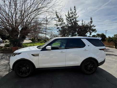 Used 2018 Land Rover Discovery SE image 5