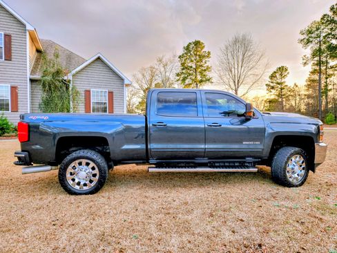 Used 2017 Chevrolet Silverado 2500 LT w/ LT Convenience Package image 2
