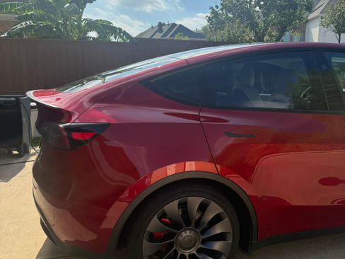 Used 2025 Tesla Model Y Performance image 8