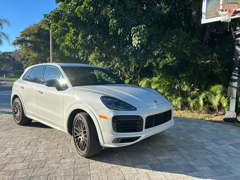 Used 2023 Porsche Cayenne Platinum Edition image 5