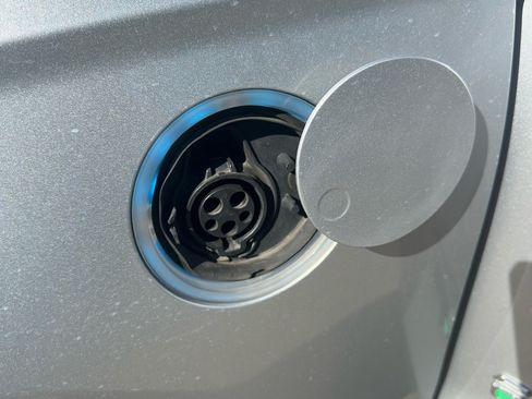 Used 2017 Ford Fusion Energi SE image 6