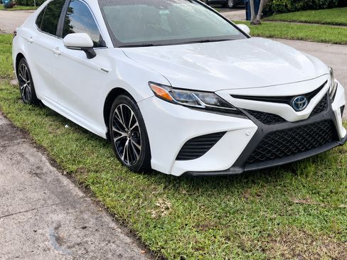 Used 2018 Toyota Camry SE w/ Audio Package FWD image 1
