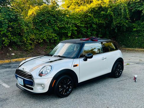 Used 2017 MINI Cooper 2-Door Hardtop image 2