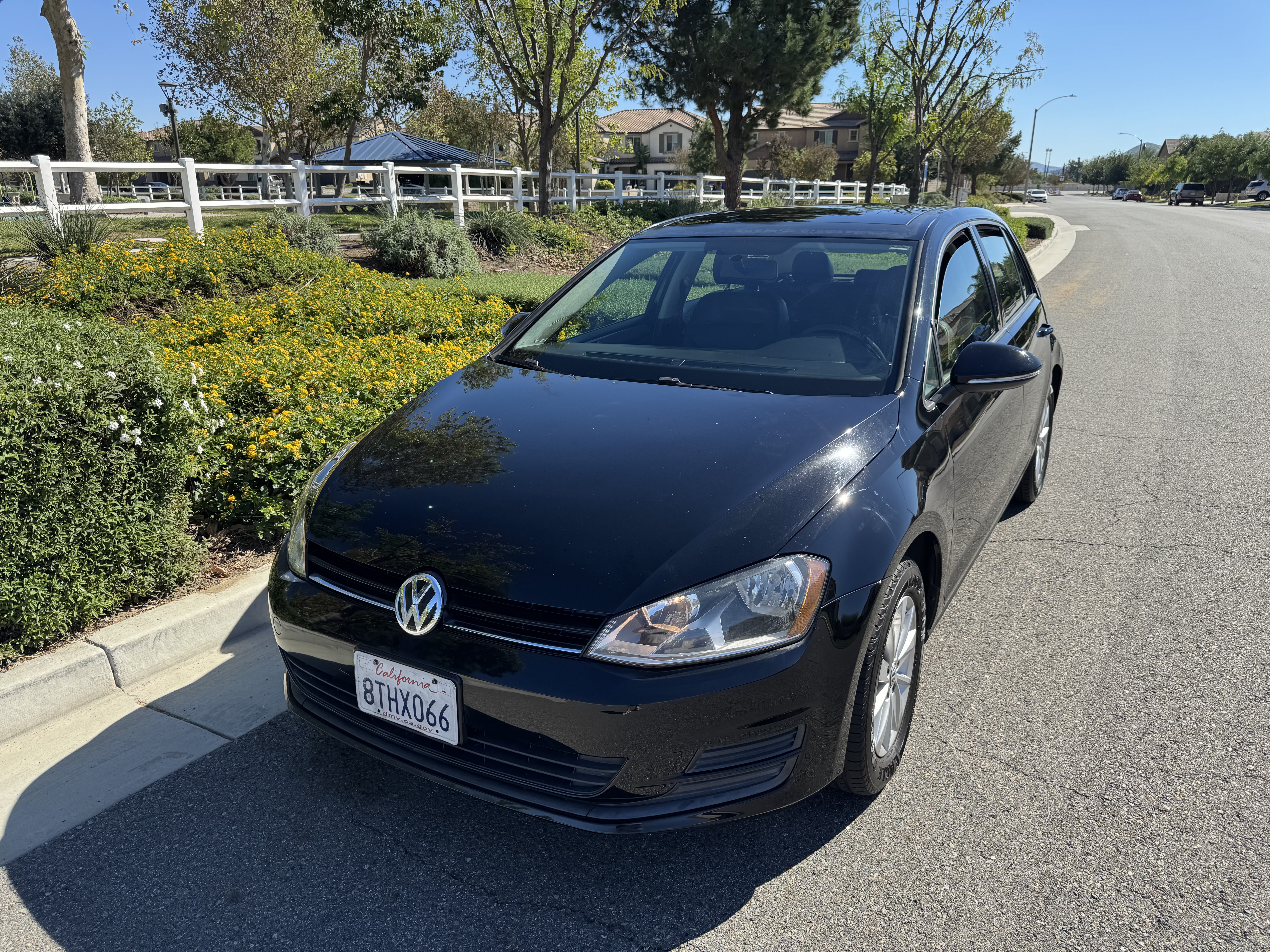 Used 2015 Volkswagen Golf S FWD image 2