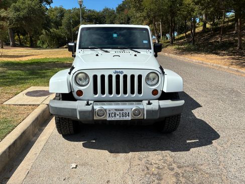 Used 2013 Jeep Wrangler Unlimited Sahara w/ Connectivity Group AWD/4WD image 10