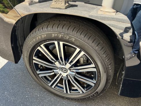 Used 2018 Lexus LX 570 4WD w/ Luxury Package image 19