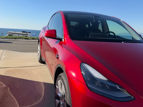 Used 2024 Tesla Model Y Long Range AWD/4WD image 2