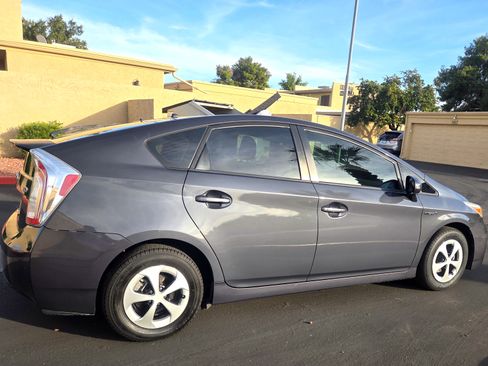 Used 2015 Toyota Prius Four image 2