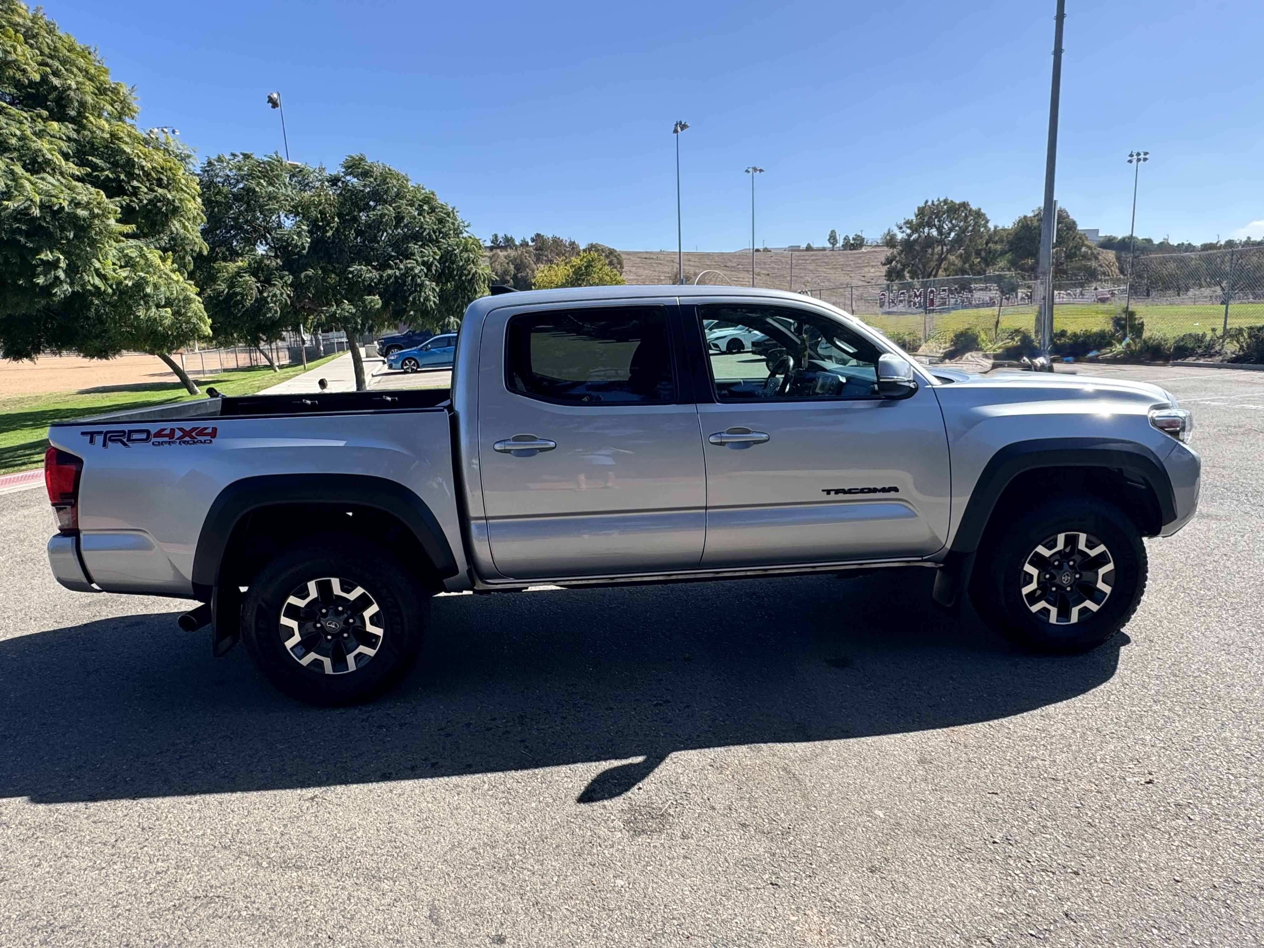 Used 2018 Toyota Tacoma TRD Off-Road w/ Technology Package AWD/4WD image 8