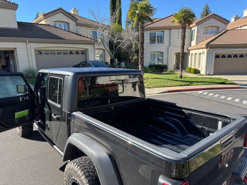 Used 2024 Jeep Gladiator Rubicon w/ Technology Group image 10