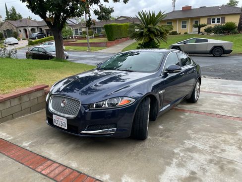 Used 2015 Jaguar XF Premium image 1