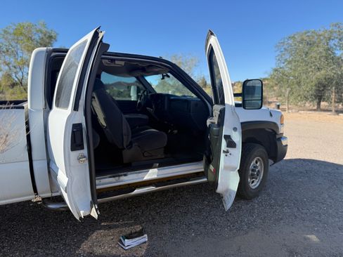 Used 2004 GMC Sierra 2500 SLE w/ Heavy-Duty Power Package image 4