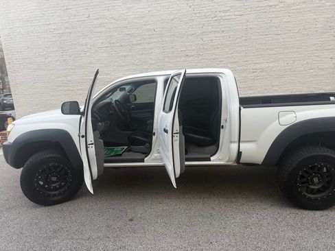 Used 2011 Toyota Tacoma 4x4 Double Cab image 4