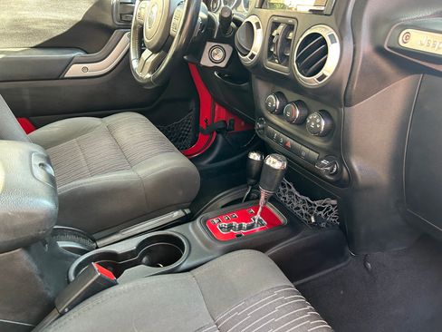 Used 2012 Jeep Wrangler Unlimited Sahara image 9