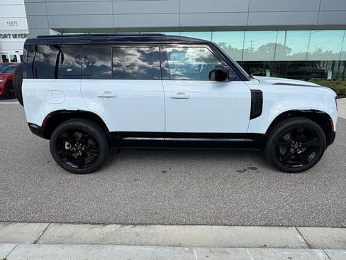 Used 2022 Land Rover Defender 110 X-Dynamic SE AWD/4WD image 2