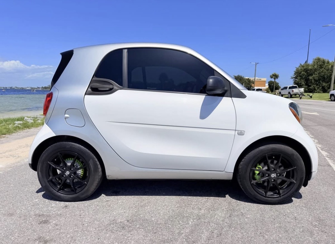 Used 2016 smart fortwo pure RWD image 5