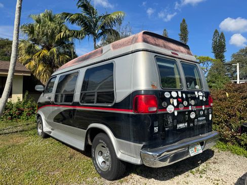 Used 1998 Dodge B1500 image 2