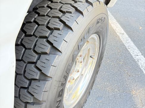 Used 2009 Ford E-350 and Econoline 350 Extended Super Duty image 14