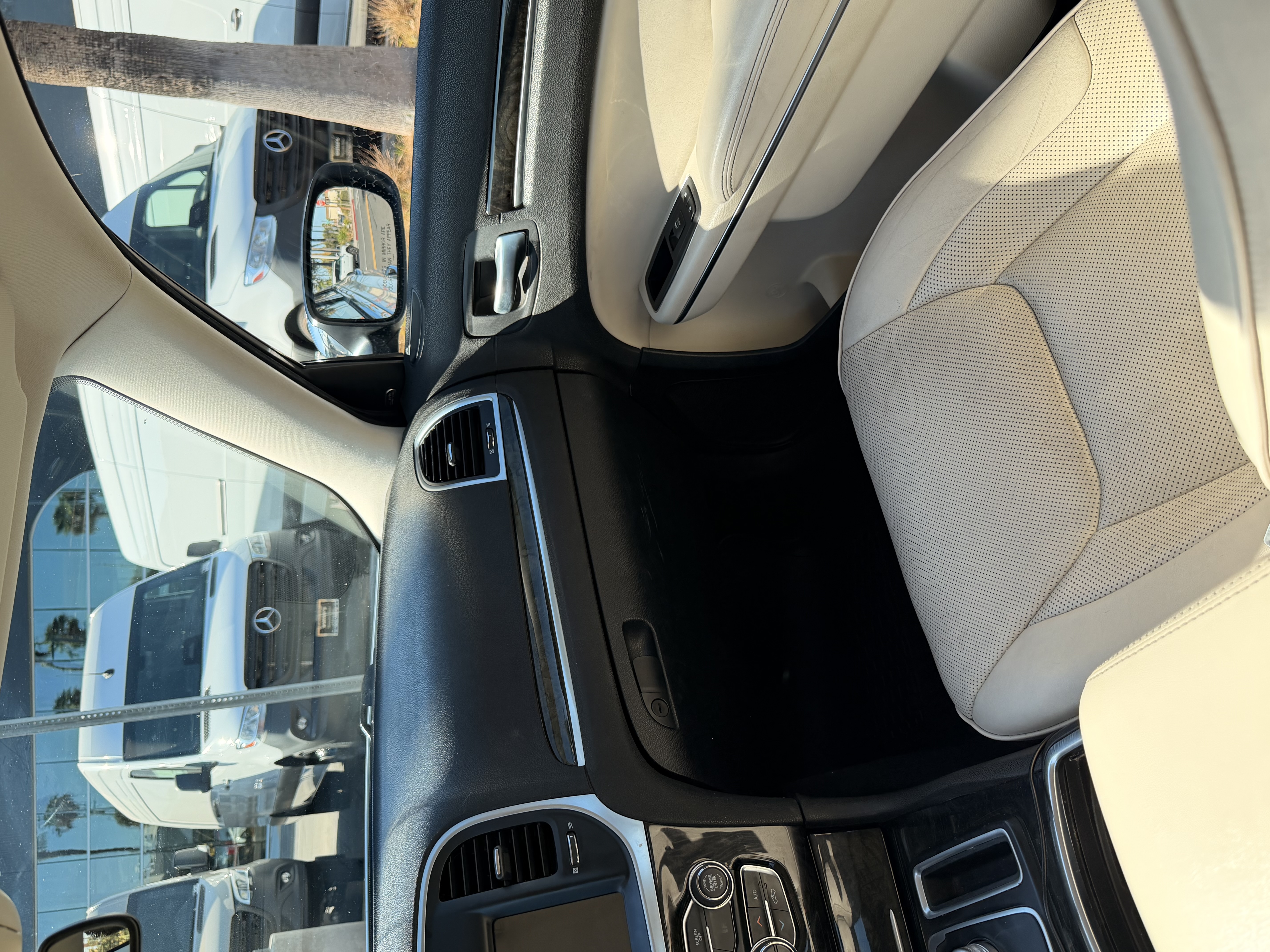 Used 2018 Chrysler 300 Limited RWD image 13