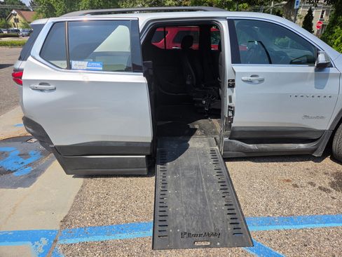 Used 2022 Chevrolet Traverse LT FWD image 2