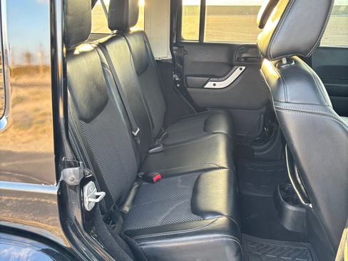 Used 2015 Jeep Wrangler Unlimited Sahara image 12