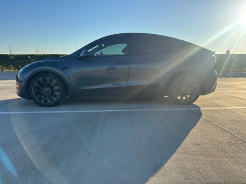 Used 2023 Tesla Model Y Performance image 11