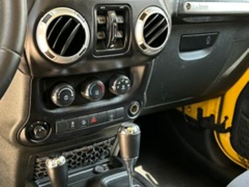 Used 2015 Jeep Wrangler Unlimited Sahara w/ Connectivity Group AWD/4WD image 8