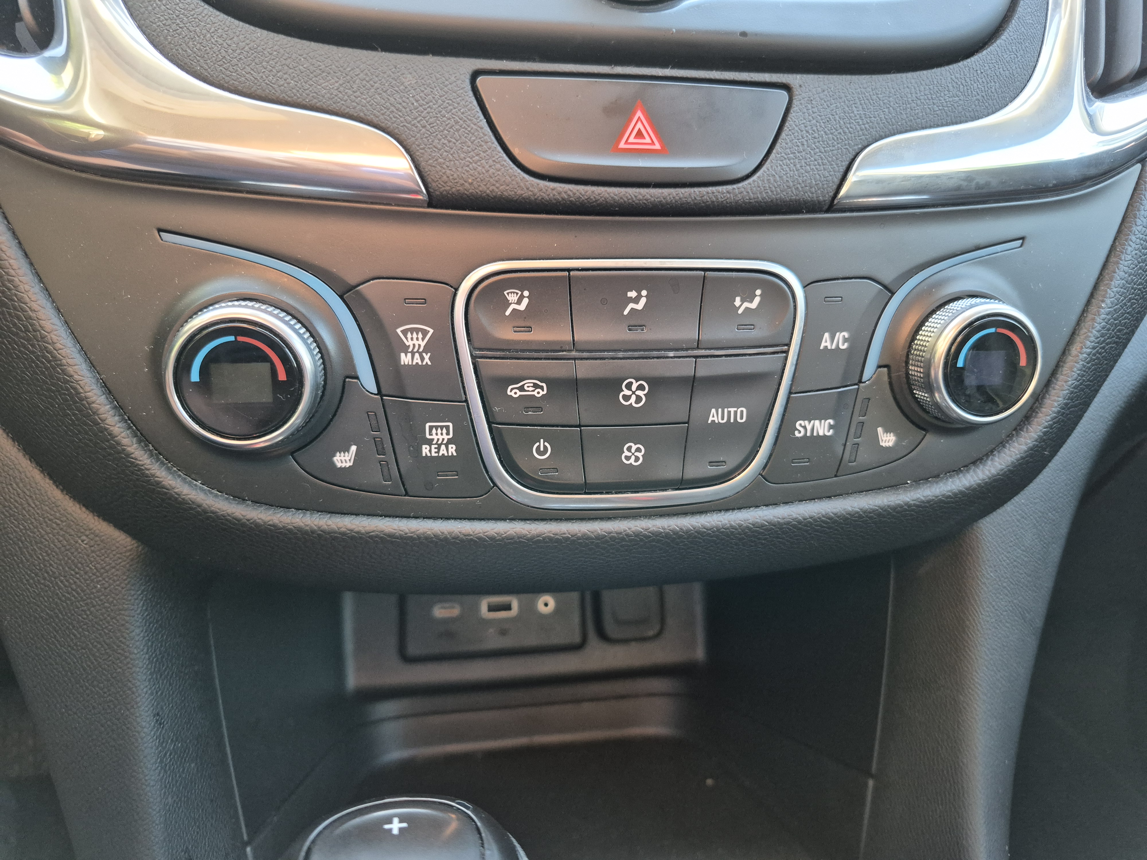 Used 2020 Chevrolet Equinox LT w/ Driver Convenience Package AWD/4WD image 12