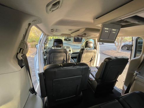 Used 2015 Chrysler Town & Country Limited Platinum FWD image 29