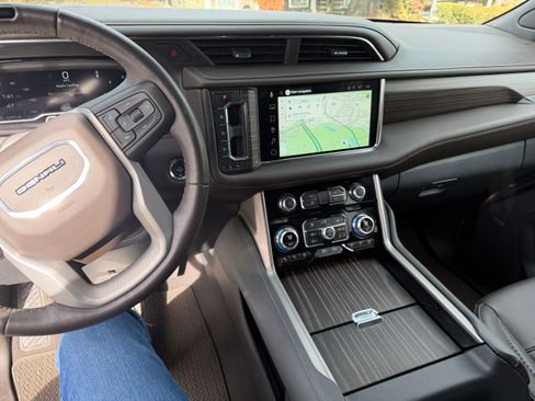 Used 2023 GMC Yukon XL Denali w/ Advanced Technology Package image 4