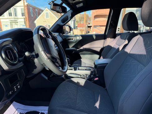 Used 2017 Toyota Tacoma TRD Off-Road w/ Tow Package (A/T) image 8