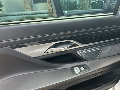 Used 2019 BMW 750i image 2