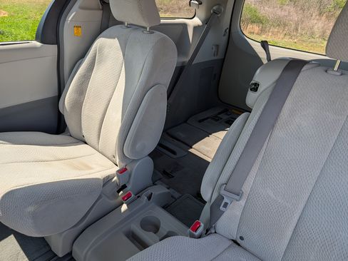 Used 2011 Toyota Sienna LE w/ Towing Pkg image 17