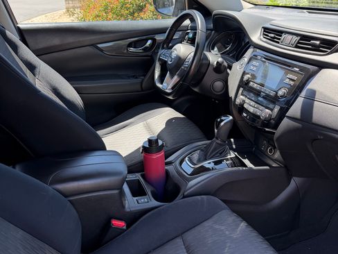 Used 2017 Nissan Rogue SV image 6