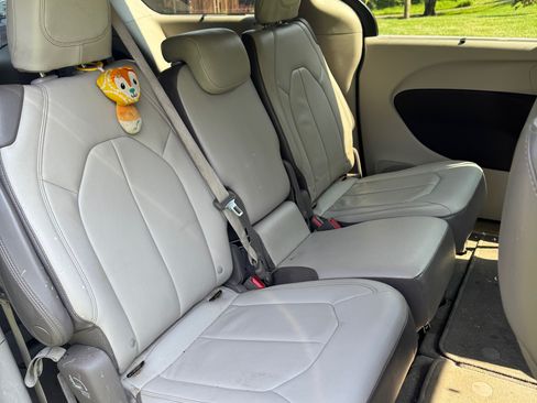 Used 2017 Chrysler Pacifica Touring-L image 4