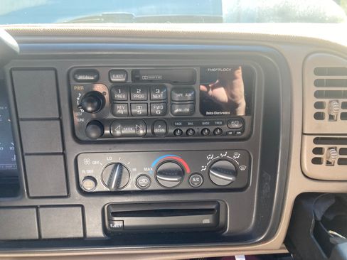 Used 1999 GMC Suburban 2WD w/ Marketing Opt Pkg 3 image 31