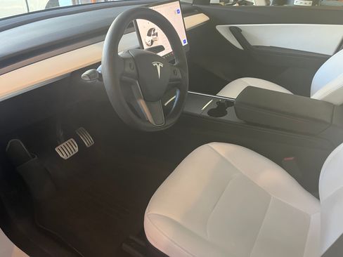 Used 2022 Tesla Model Y Performance image 9