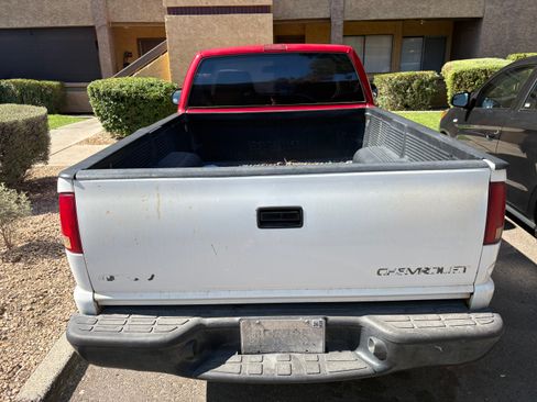 Used 2001 Chevrolet S10 Pickup 2WD Regular Cab image 2