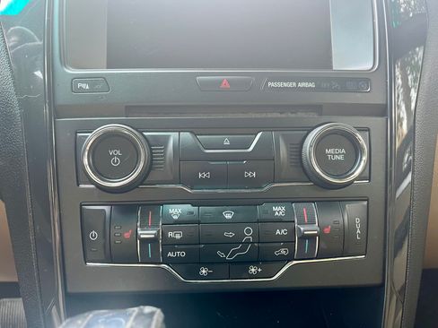 Used 2016 Ford Explorer XLT w/ Equipment Group 202A AWD/4WD image 18