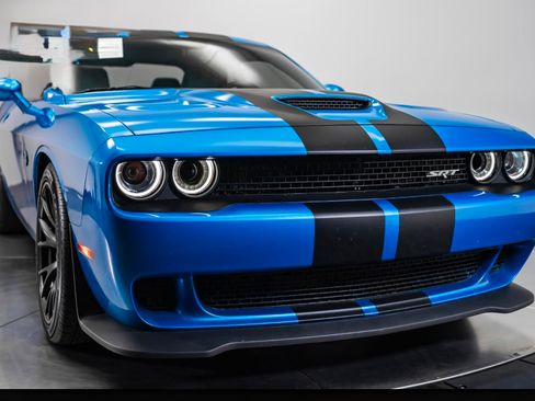 Used 2016 Dodge Challenger SRT Hellcat image 1