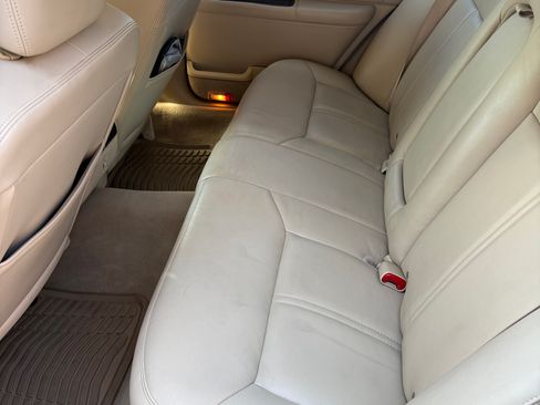 Used 2010 Lincoln Town Car Signature Limited image 11