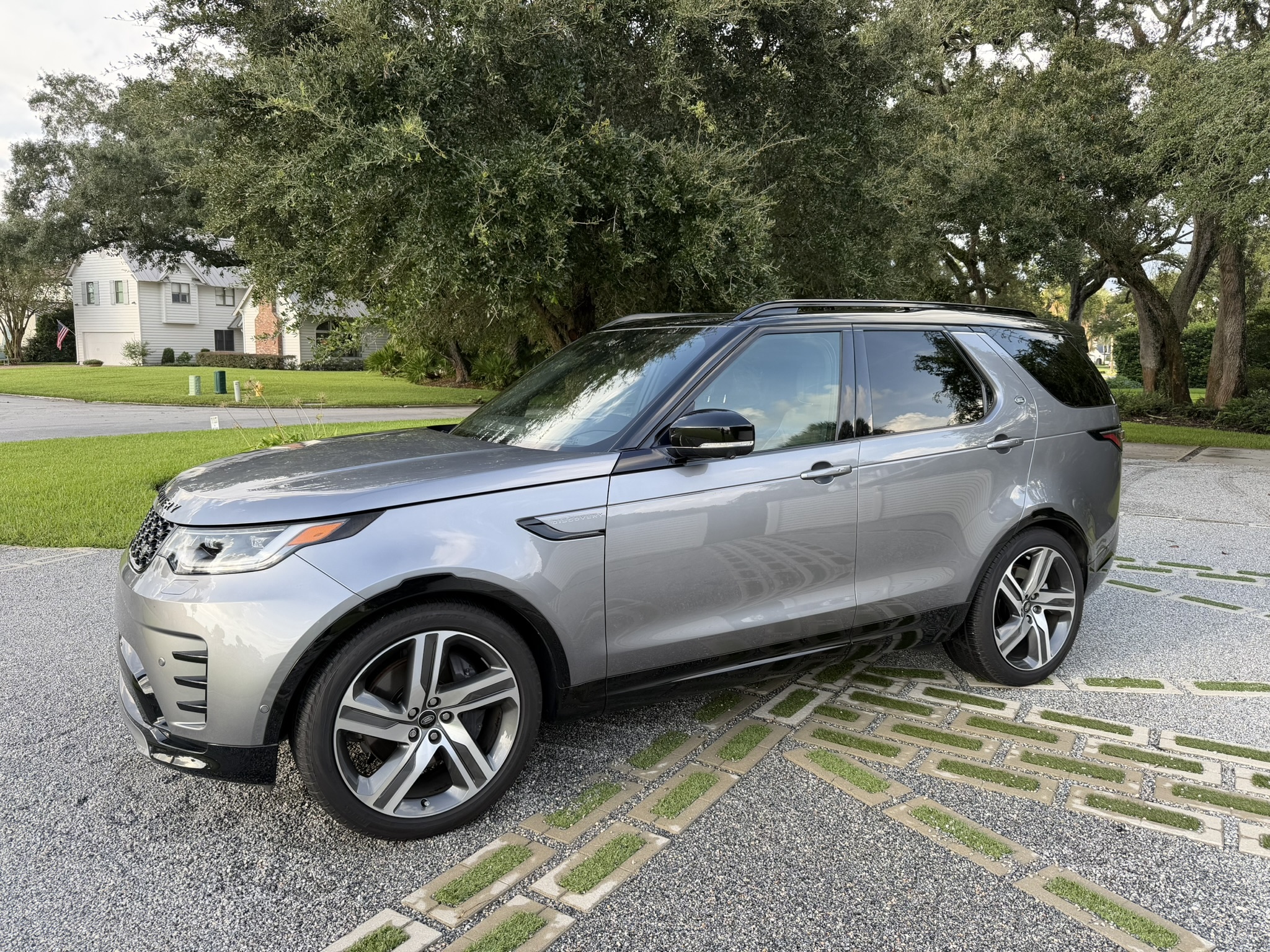 Used 2024 Land Rover Discovery Dynamic SE AWD/4WD image 2