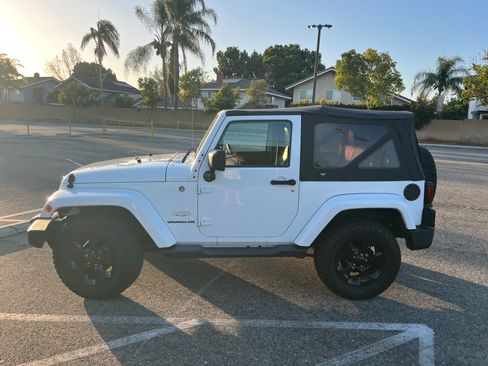 Used 2014 Jeep Wrangler Sahara w/ Connectivity Group AWD/4WD image 6