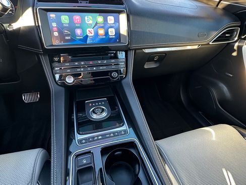 Used 2018 Jaguar F-PACE R-Sport image 13